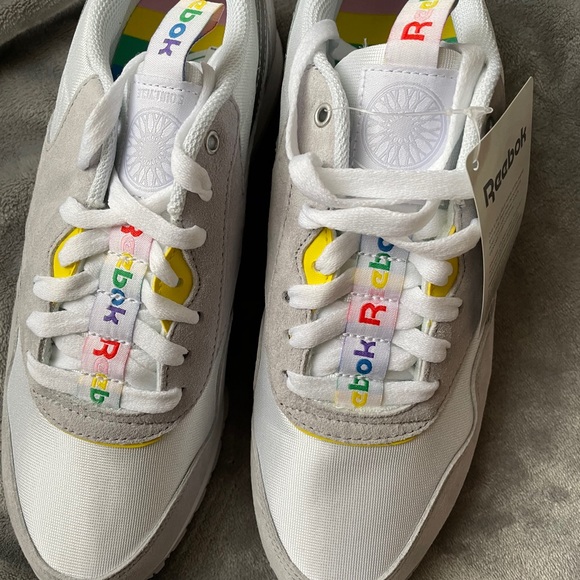 SoulCycle x Reebok Exclusive White/Grey Sneaker - Picture 4 of 13